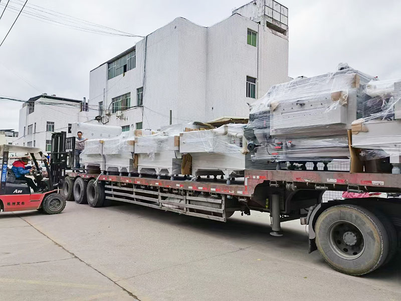 2022年1月19日福建工厂，订购的自动退膜退锡蚀刻线到厂，该机全长32米